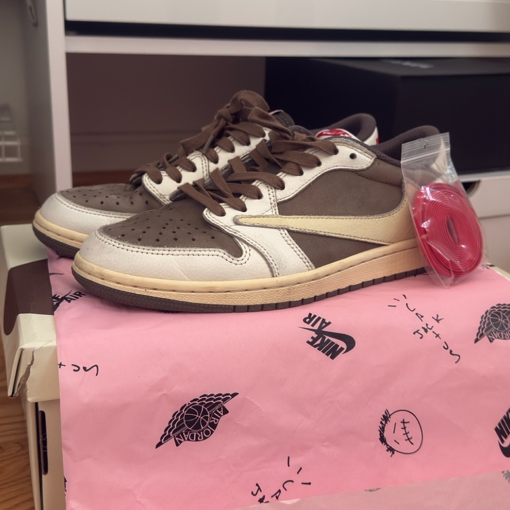 Travis Scott Jordan 1 Low OG Reverse Mocha Size 7.5 Men’s =W9